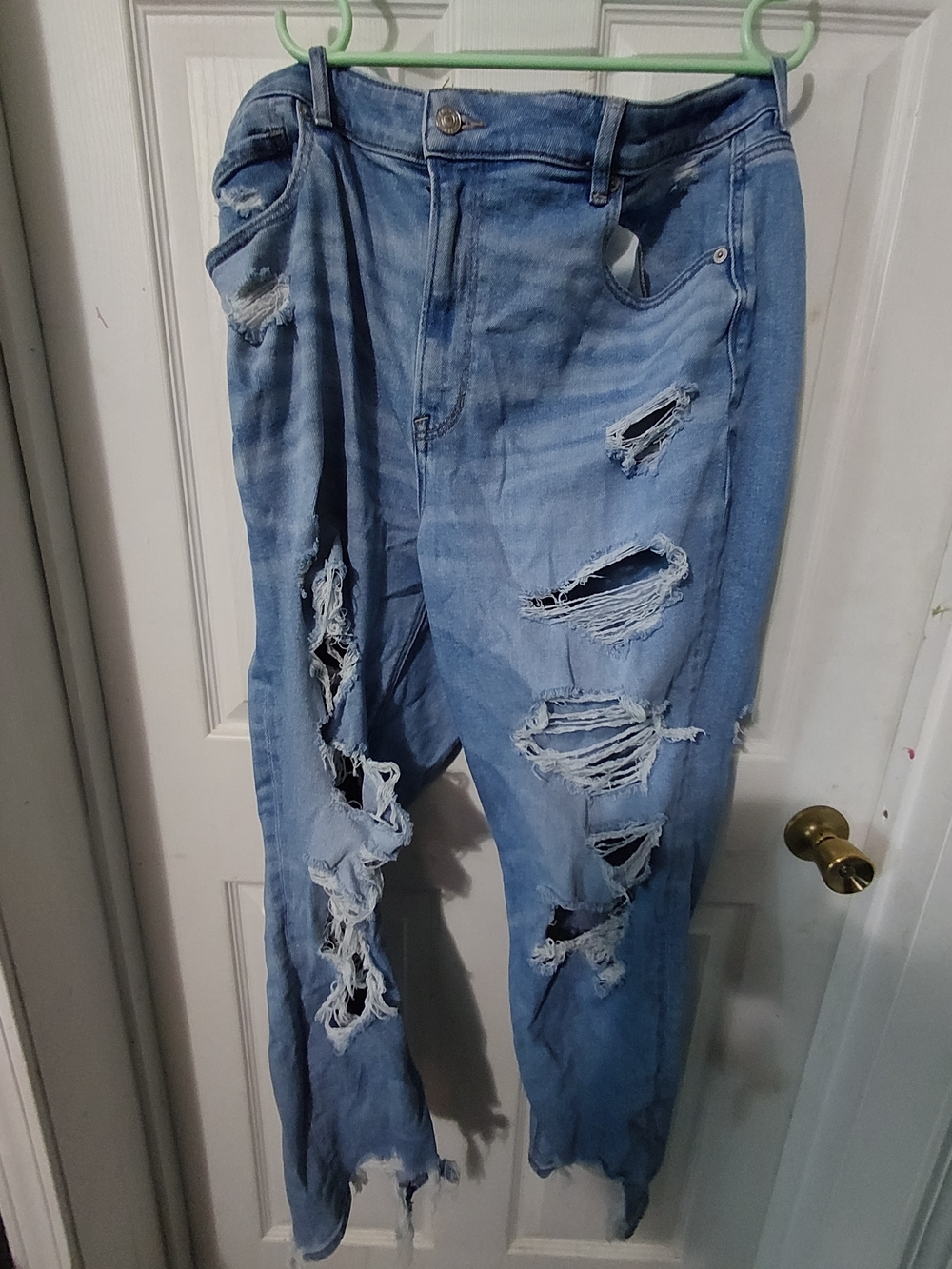 American Eagle Outfitters Light Blue Distressed Relaxed Jeans